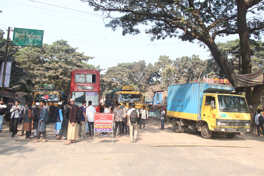 মহাসড়ক সংস্কারের দাবিতে ইবি শিক্ষার্থীদের অবরোধ