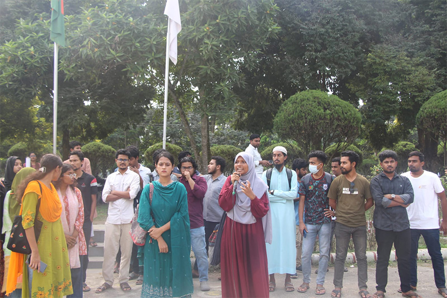 ছাত্রীদের নিয়ে ইবি শিক্ষকের কুরুচিপূর্ণ মন্তব্যের প্রতিবাদে মানববন্ধন