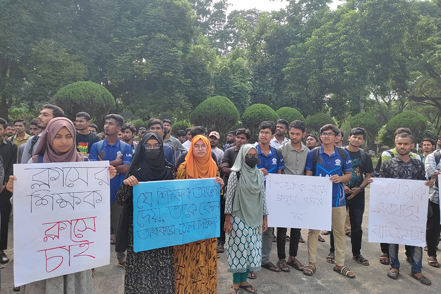 ইবির দুই শিক্ষকের বহিষ্কারাদেশ প্রত্যাহারের দাবিতে মানববন্ধন