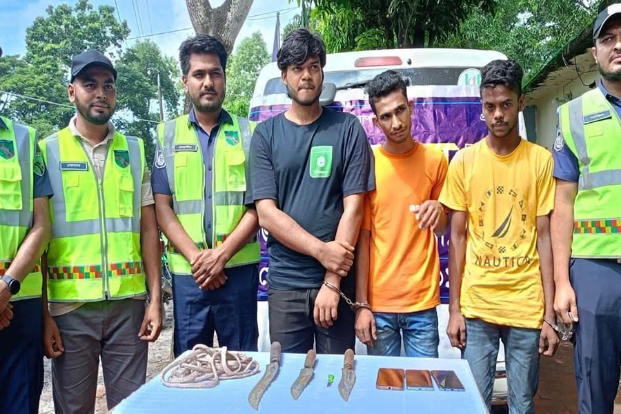 মুহুরীগঞ্জে ডাকাতির প্রস্তুতিকালে অস্ত্রসহ আটক ৩