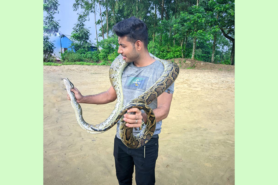 সাপ উদ্ধার থেকে মানবতার প্রতীক