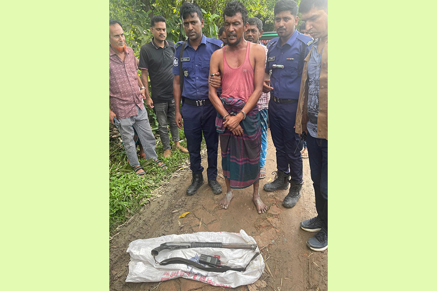 ওয়ারেন্ট তামিল করতে গিয়ে পুলিশের উপর হামলা