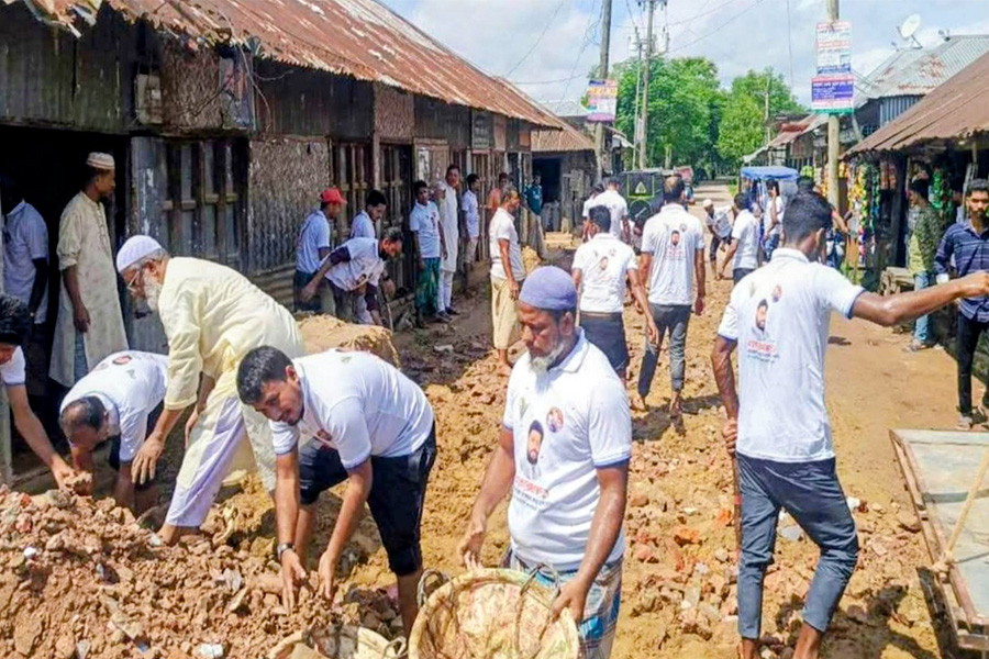 পরশুরামে বন্যায় ক্ষতিগ্রস্ত সড়ক সংস্কার করলো বিএনপি
