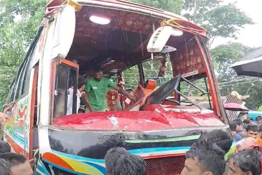 ফেনীতে নিয়ন্ত্রণ হারিয়ে বাস দোকানে, নিহত ৩