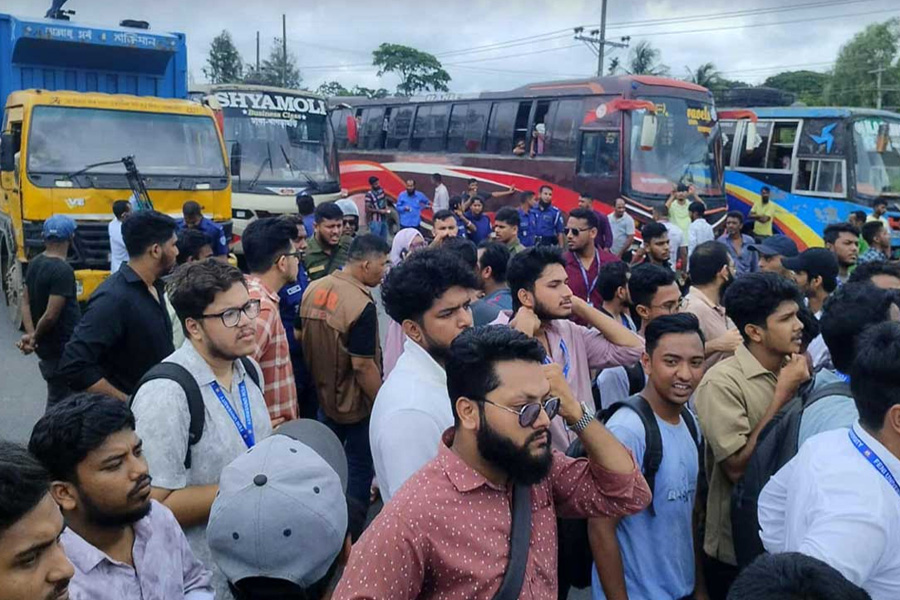 ঢাকা-চট্টগ্রাম মহাসড়ক অবরোধ ফেনী শিক্ষার্থীদের