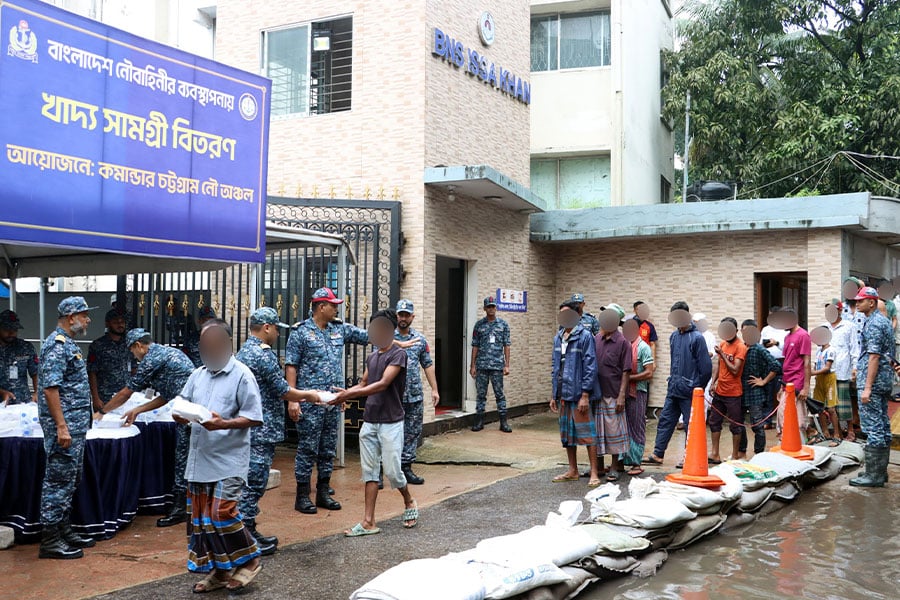 বন্যার্ত ও পানিবন্দি মানুষের পাশে নৌবাহিনী