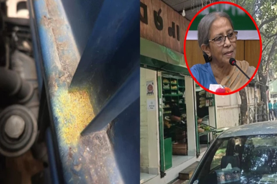 উপদেষ্টার ব্যবসা প্রতিষ্ঠান লক্ষ্য করে ককটেল বিস্ফোরণ