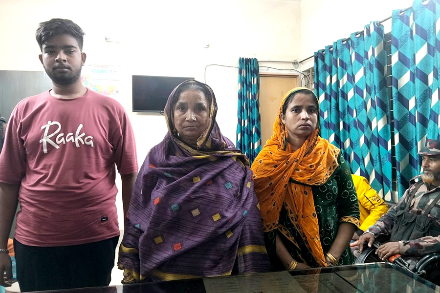 ফুলবাড়ী সীমান্তে অবৈধ অনুপ্রবেশের দায়ে আটক ৩