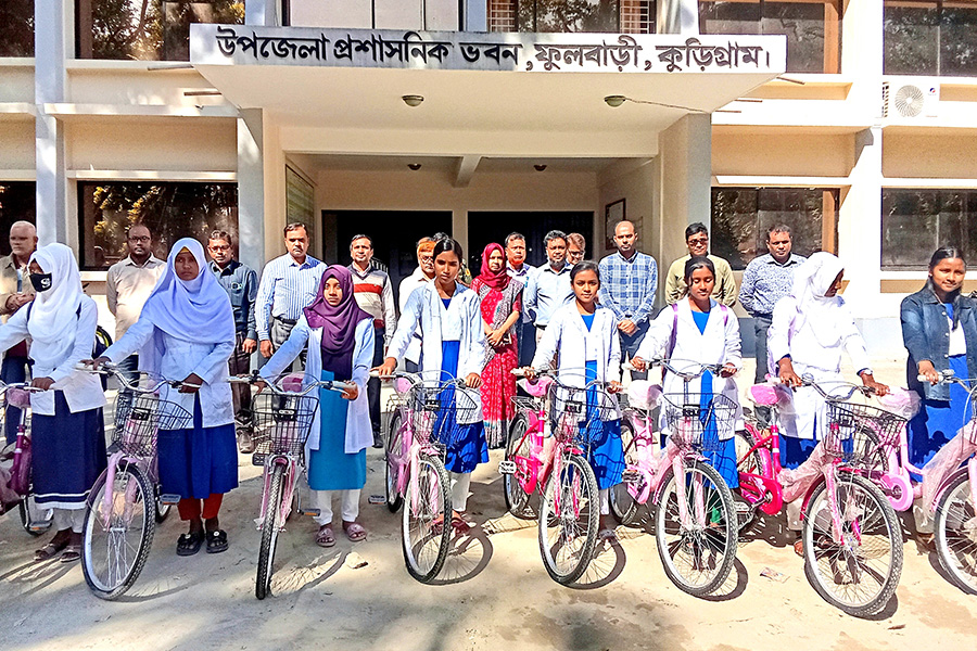 ফুলবাড়ীতে মেধাবী শিক্ষার্থীদের মাঝে বাইসাইকেল বিতরণ