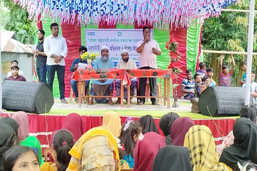 ফুলবাড়ীতে বাল্যবিবাহ প্রতিরোধে ডকুমেন্টারি প্রদর্শন