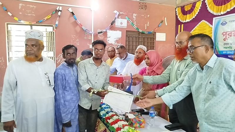 ফুলবাড়ীতে কৃতি শিক্ষার্থীদের মাঝে সনদ ও ক্রেস্ট বিতরণ