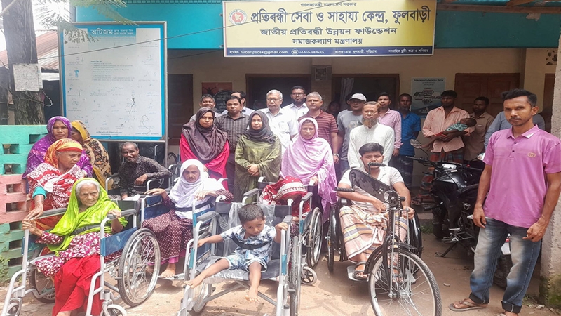 ফুলবাড়ীতে হুইল চেয়ার বিতরণ