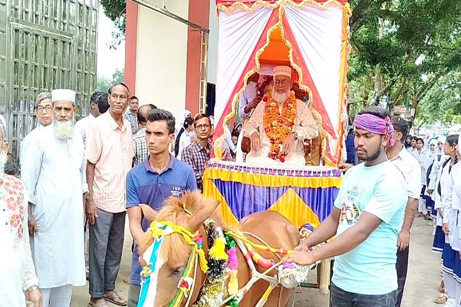 শিক্ষককে রাজকীয় বিদায় দিলেন সহকর্মী ও শিক্ষার্থীরা