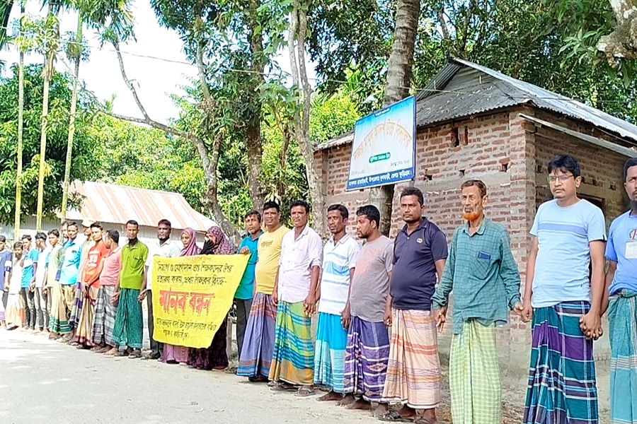 ফুলবাড়ীতে শিক্ষকদের চাকরিতে পুনঃবহালের দাবিতে মানববন্ধন