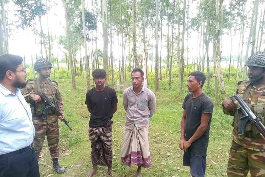 গোবিন্দগঞ্জে যৌথ বাহিনীর অভিযানে ড্রেজার মালিকসহ আটক ৩