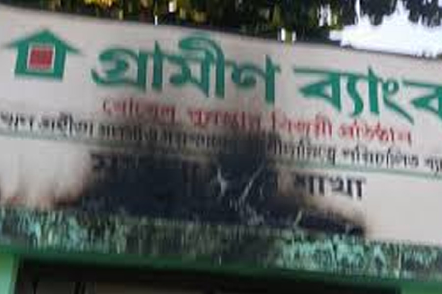গাজীপুরে গ্রামীণ ব্যাংকে দুর্বৃত্তদের বোমা নিক্ষেপ