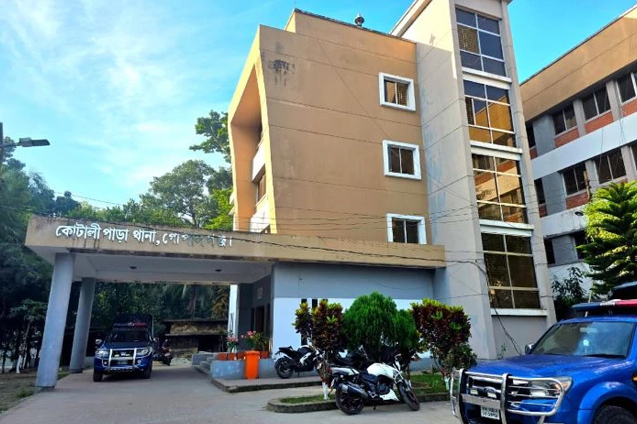 কোটালীপাড়া থানায় ককটেল হামলায়, ৩ পুলিশ সদস্য আহত