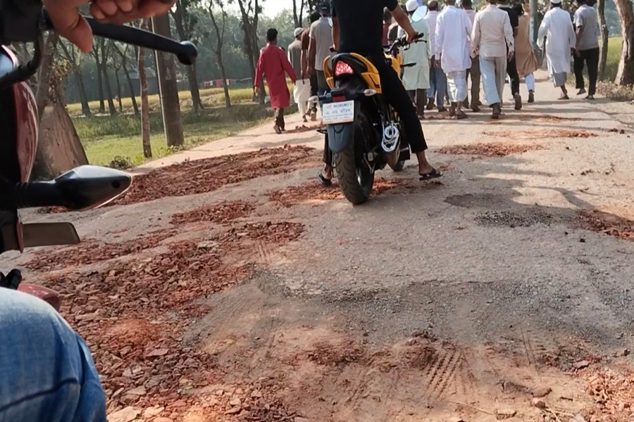 গৌরীপুরে স্বেচ্ছাশ্রমে ব্যস্ততম রাস্তা সংস্কার করলো বিএনপি