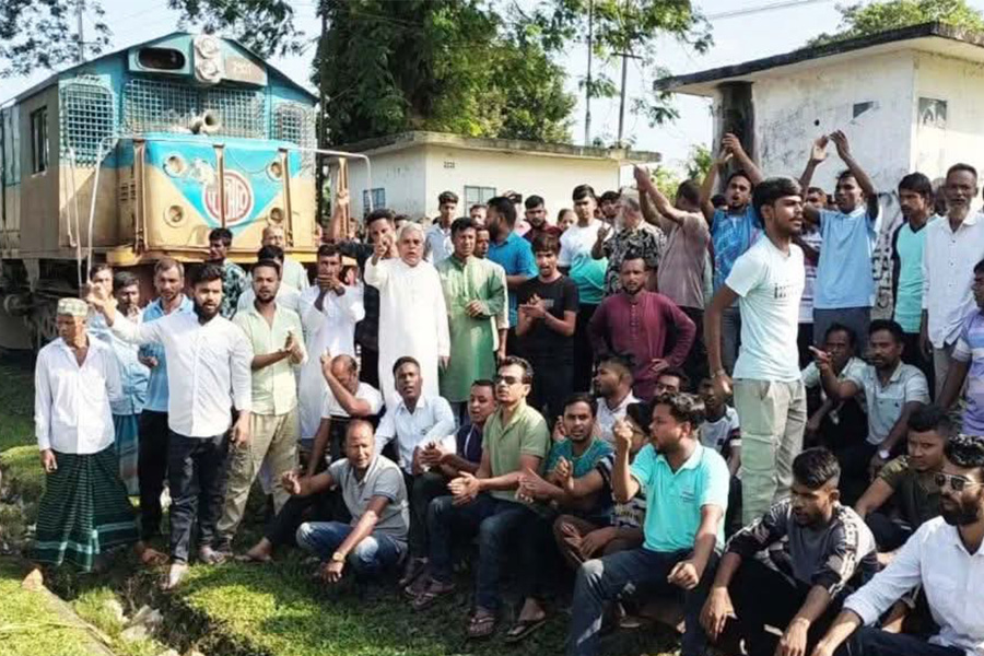 গৌরীপুরে বিএনপির মনোনয়ন পরিবর্তনের দাবিতে ট্রেন অবরোধ