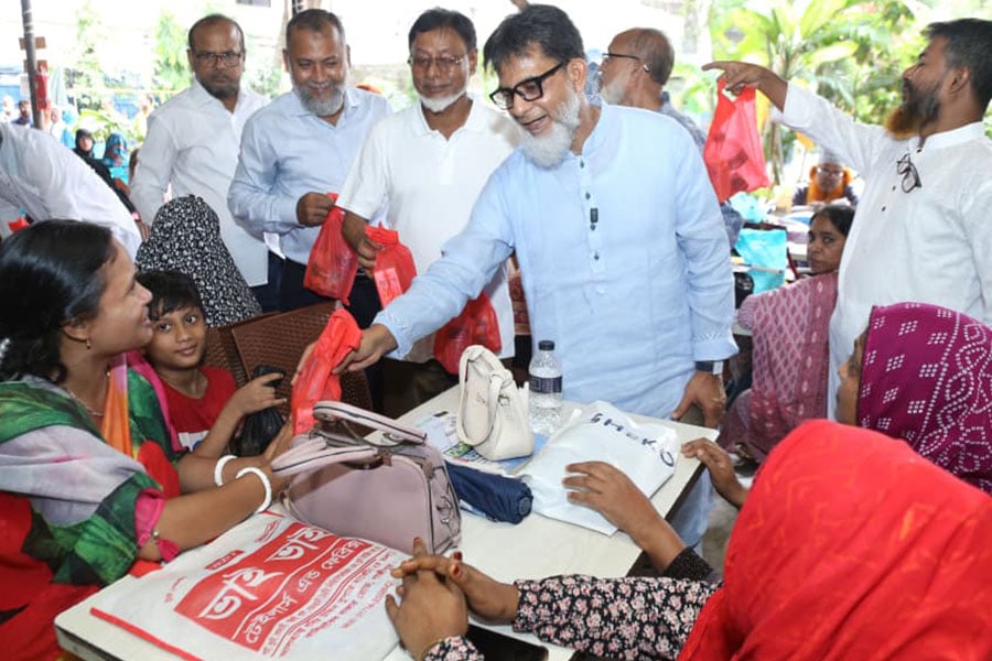 অভিভাবকদের মাঝে খাবার-পানি বিতরণ প্রতিমন্ত্রী হাবিবের
