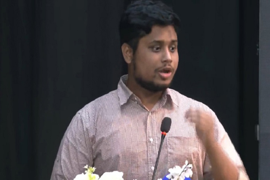 মিডিয়া ও সেনাবাহিনী বাংলাদেশের বিরুদ্ধে কাজ করছে : হাসনাত