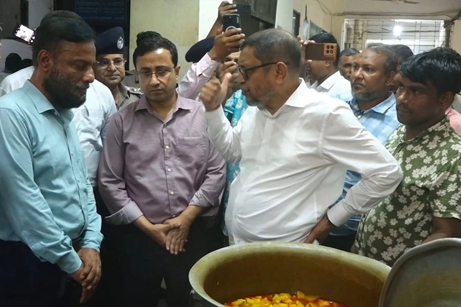 নোয়াখালীতে স্বাস্থ্যমন্ত্রীর অ্যাকশন, হাসপাতালের তত্ত্বাবধায়ক প্রত্যাহার