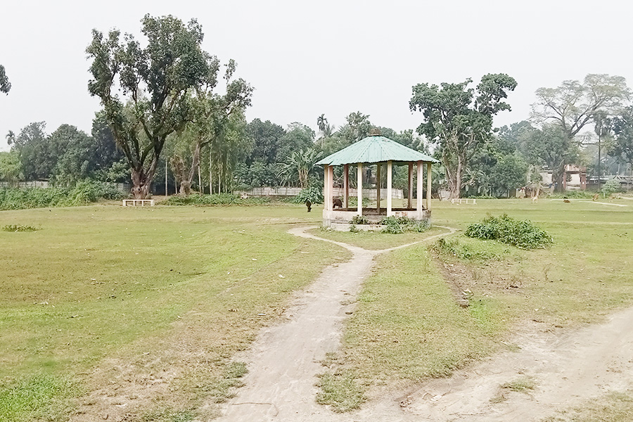 অযত্নে–অবহেলায় হরিপুর শিশুপার্কের বেহাল দশা