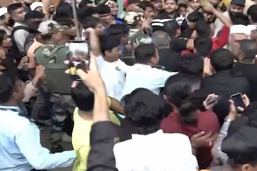 আইফোন ১৭ বিক্রি শুরু, মুম্বাই অ্যাপল স্টোরে ধাক্কাধাক্কি-মারামারি