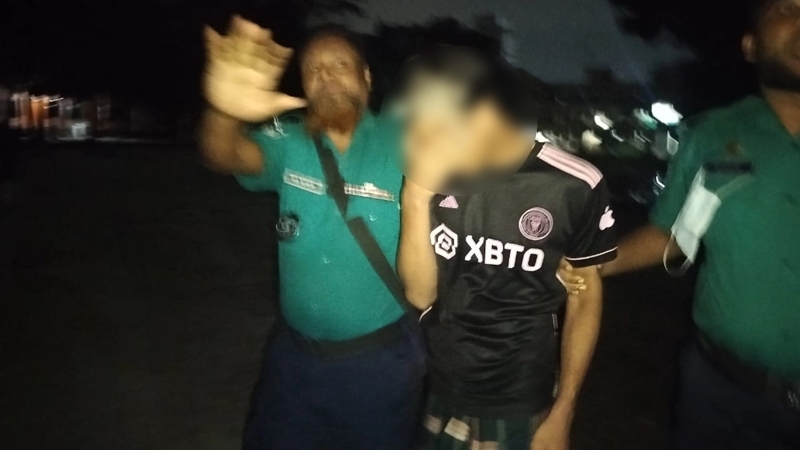 জুলাই গণঅভ্যুত্থান কটুক্তি করায় ছাত্রলীগ কর্মীর চুল কর্তন