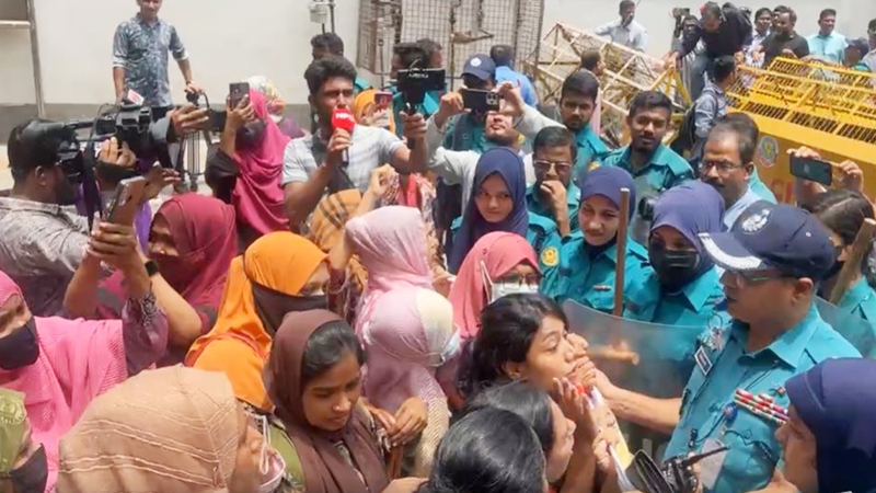 সচিবালয় অভিমুখী তথ্য আপাদের পুলিশের বাধা