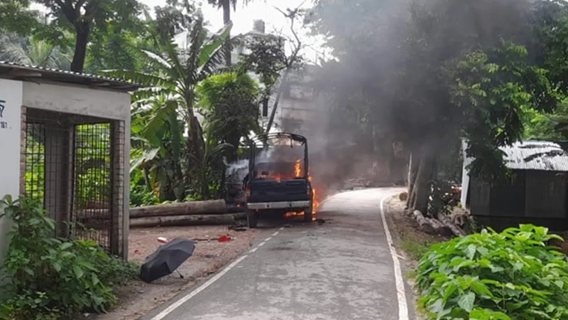 গোপালগঞ্জে ছাত্রলীগ পোড়ালো পুলিশের গাড়ি
