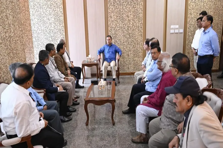 টানা ১৬ ঘণ্টা অফিস করলেন প্রধানমন্ত্রী