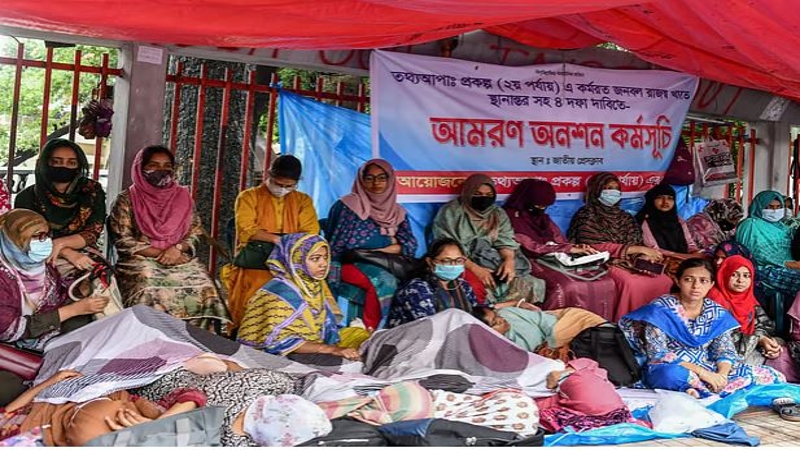‘চাকরিটা না থাকলে মায়ের চিকিৎসা কীভাবে করব!’