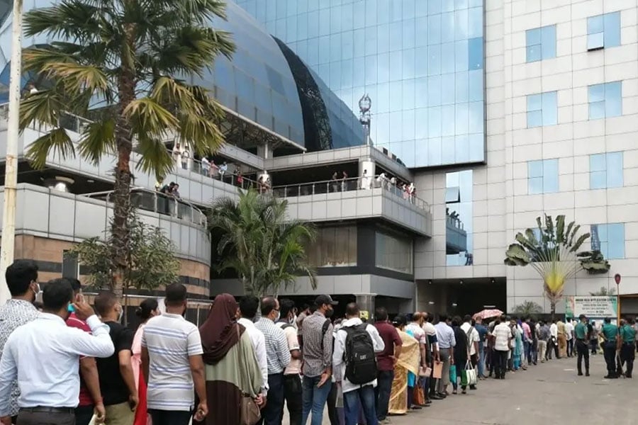 ভারতীয় ভিসা সেন্টারে ভিসা প্রার্থীদের ভিড়