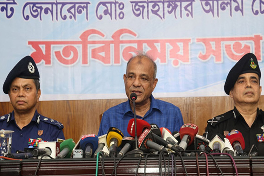 পার্শ্ববর্তী দেশ অশান্তির উসকানি দিচ্ছে: স্বরাষ্ট্র উপদেষ্টা