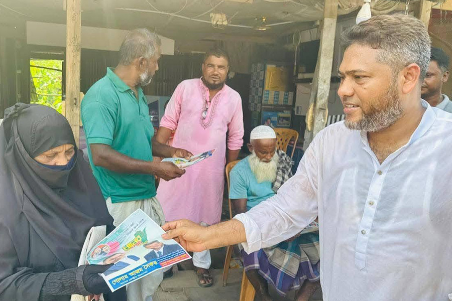 কাঠালিয়ায় ৩১ দফার লিফলেট বিতরণ ও গণসংযোগ