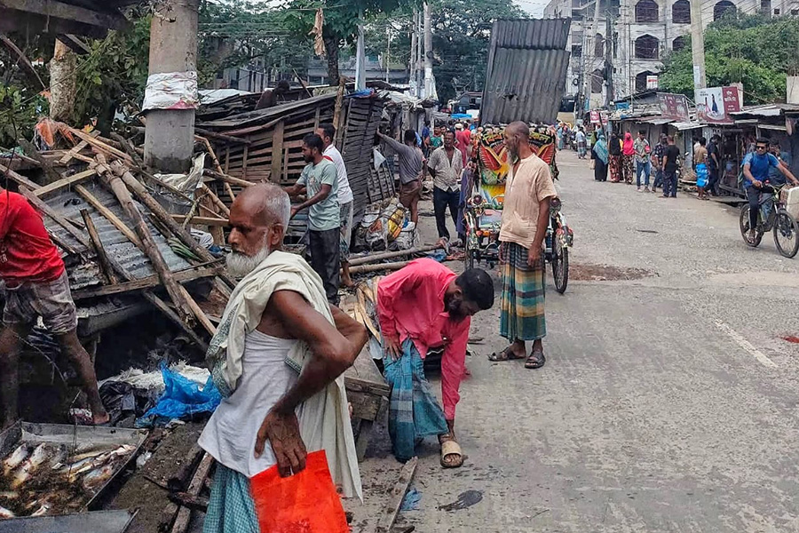 ঝালকাঠিতে অবৈধ স্থাপনা উচ্ছেদে পৌরসভার অভিযান