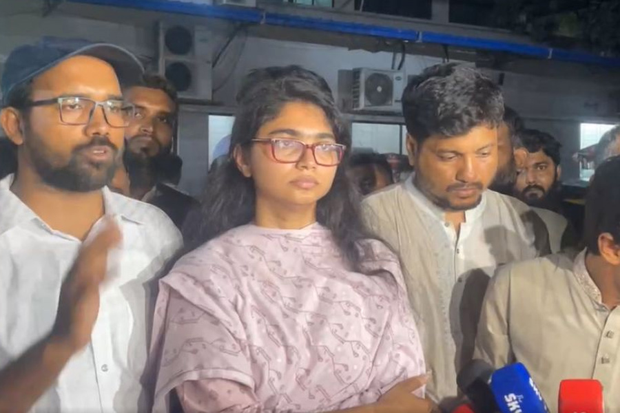 মাদ্রাসার আহত শিক্ষকদের দেখতে ঢামেকে তাসনিম জারা