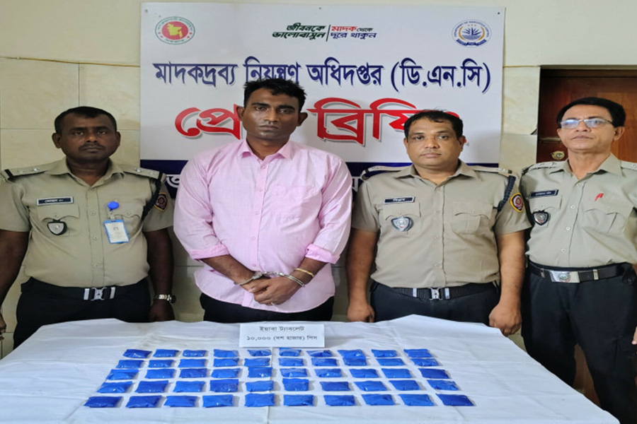 সোহাগ পরিবহনে অভিযান চালিয়ে ১০ হাজার পিচ ইয়াবাসহ ব্যবসায়ী আটক