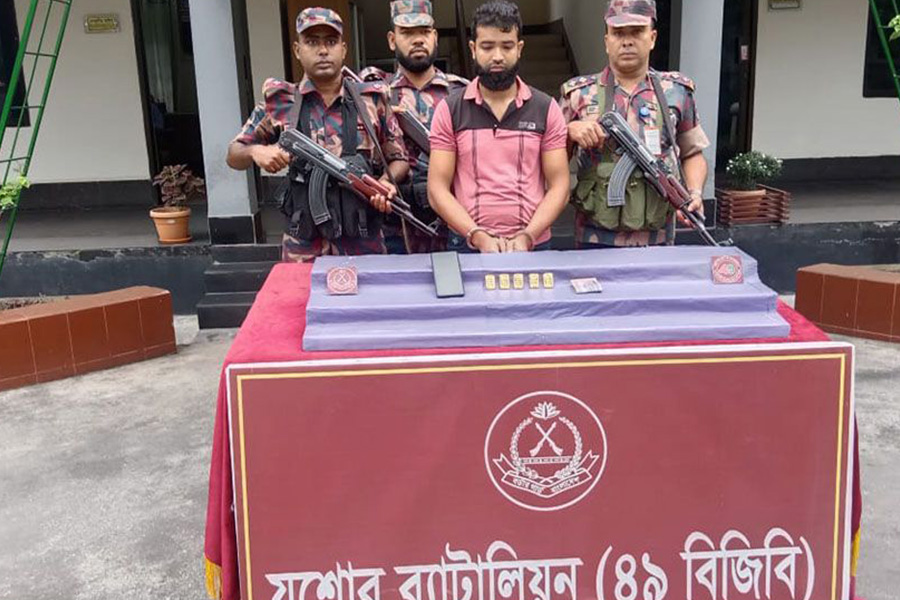 যুবকের কোমর থেকে ৮৬ লাখ টাকার সোনা উদ্ধার