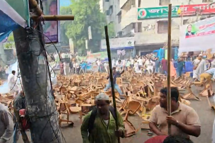 জাতীয় পার্টির কার্যালয়ের সামনে অ্যাকশনে পুলিশ