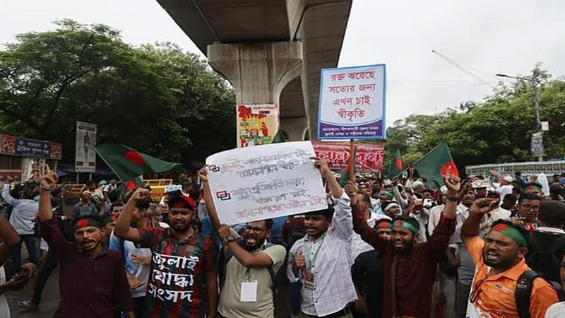 জুলাই সনদের দাবি নিয়ে শাহবাগ অবরোধ