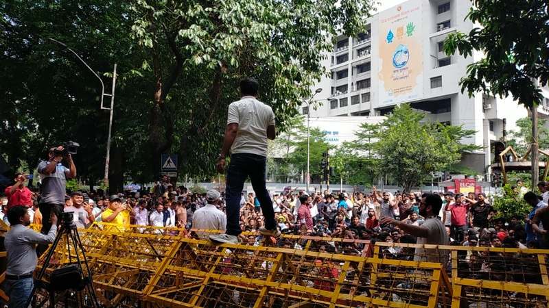 নগরবাসীর শ্লোগানে মুখরিত যমুনা’র সামনে সড়ক
