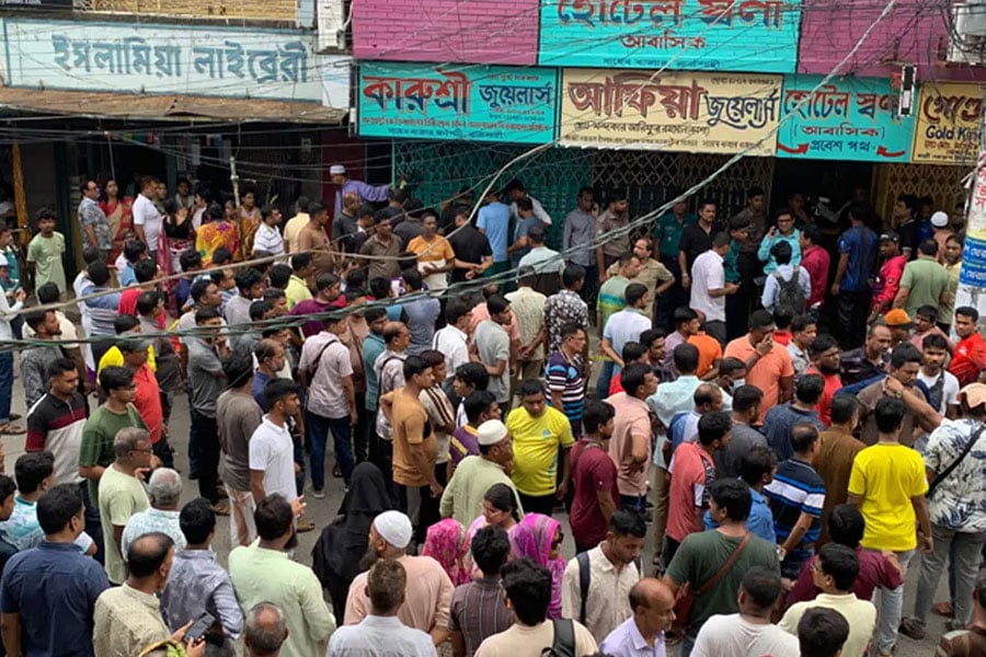 দেয়াল কেটে ১৪০০ ভরি অলঙ্কার লুট