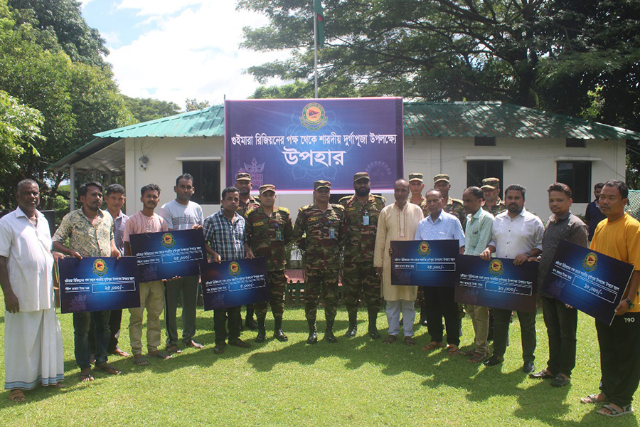 খাগড়াছড়িতে দুর্গাপূজা উপলক্ষে সেনাবাহিনী অনুদান