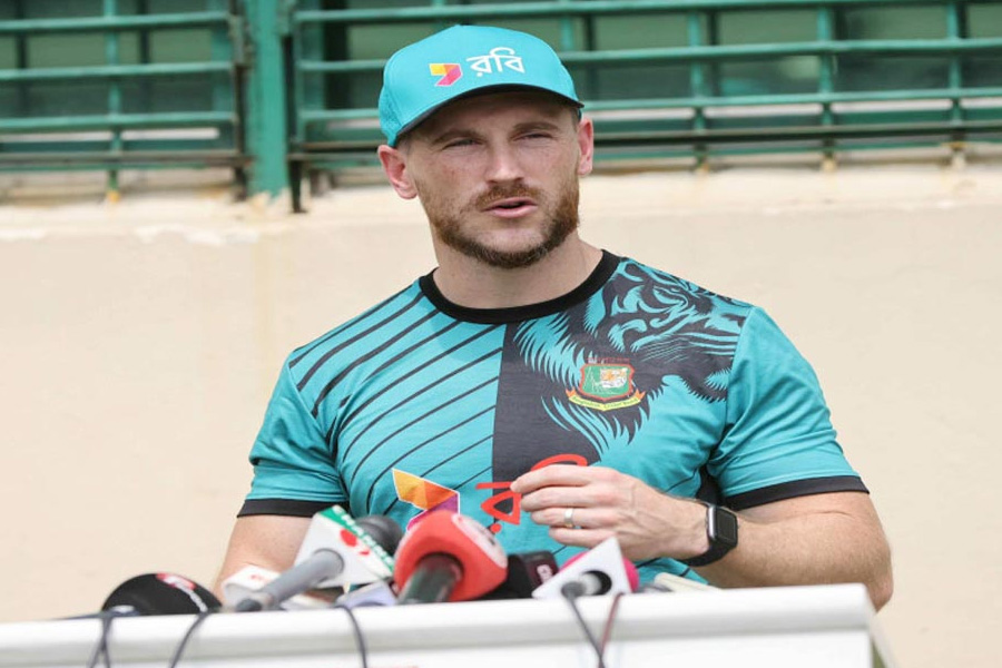 চাকরি ছাড়লেন ফিটনেস ট্রেনার কেলি