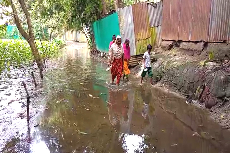 রাস্তায় পানি, ভোগান্তিতে দুুই গ্রামের হাজারো মানুষ