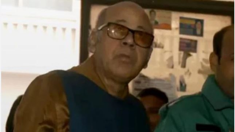 সিঁড়ি দিয়ে এজলাসে যেতে কামরুলের আপত্তি