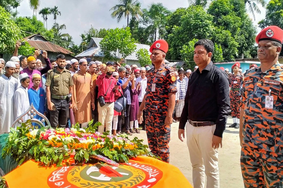 রাষ্ট্রীয় মর্যাদায় চিরনিদ্রায় শায়িত হলেন কেন্দুয়ার কৃতি সন্তান