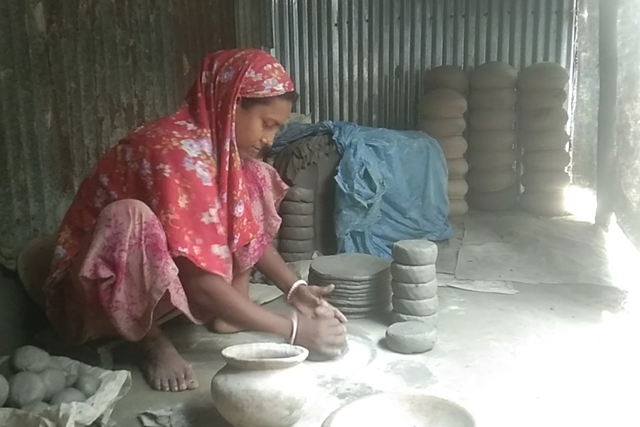 কেন্দুয়ার শেষ মৃৎশিল্পীরা টিকে আছেন সংগ্রামে